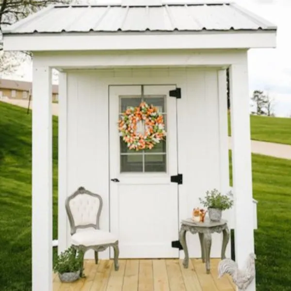 Chateau Coop - 6'x6' w/ Storage