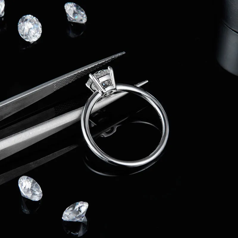 Classic Solitaire Round Cut 1ct Moissanite Ring
