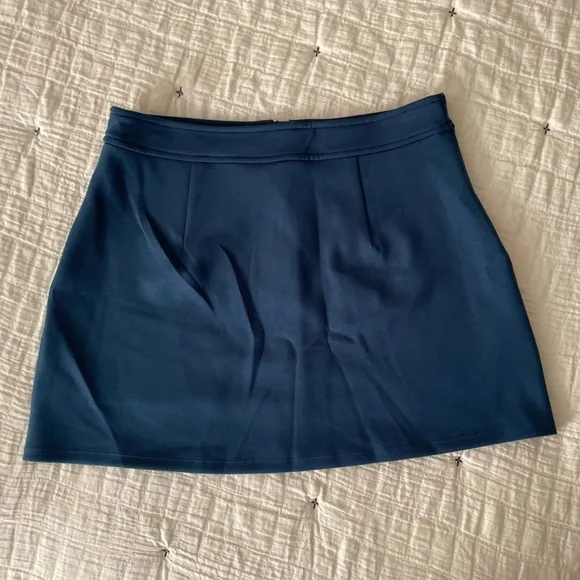 HALARA Mid Rise Front Zip Side Pocket Plain Mini Skirt Deep Prussian Blue Size M