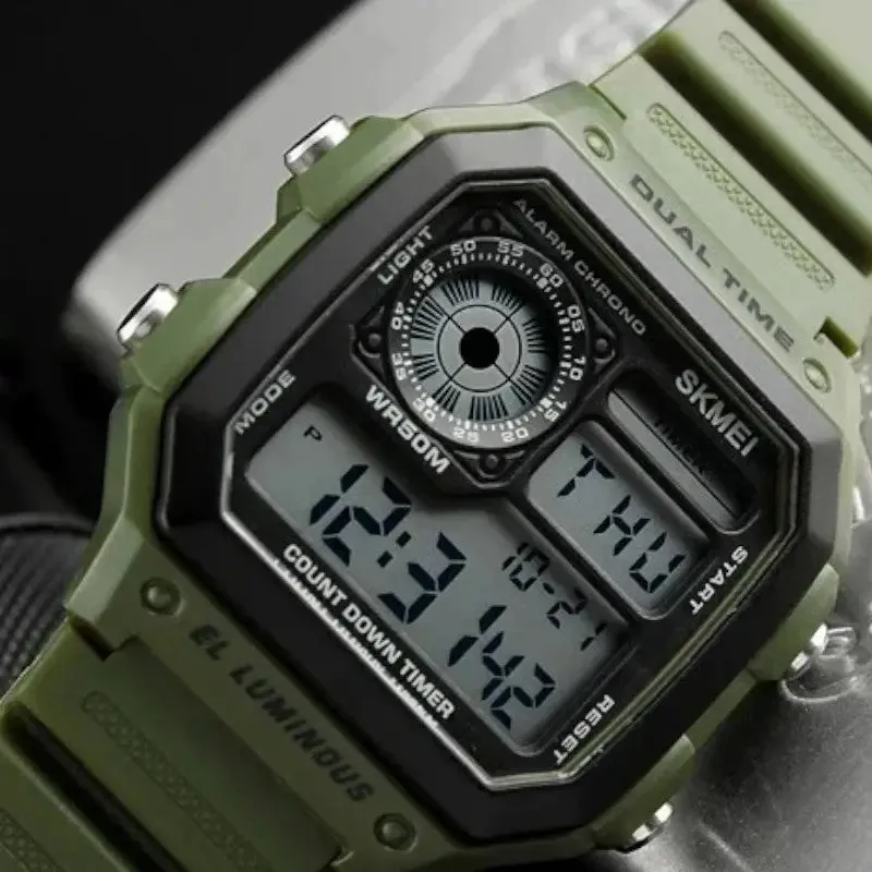 Homme montre militaire