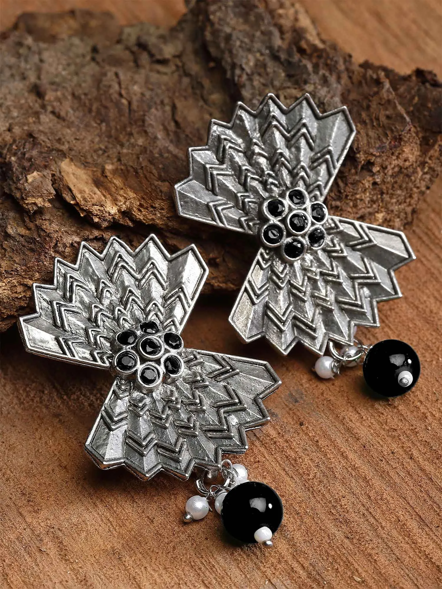 Karatcart Oxidised Silver Black Stone Stud Earring for Women