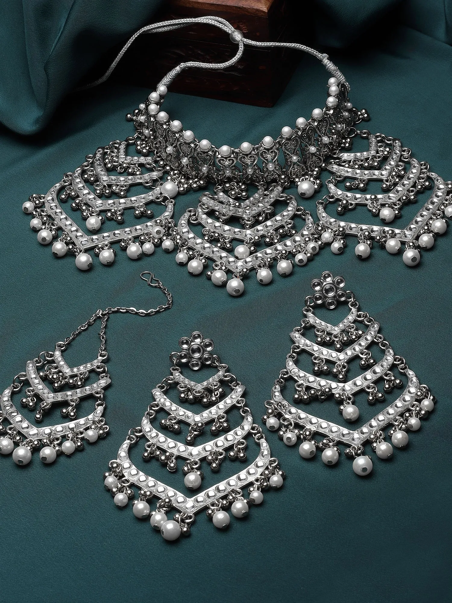 Karatcart Silver Plated Pearl and Kundan Choker Bridal Jewellery Set for Women