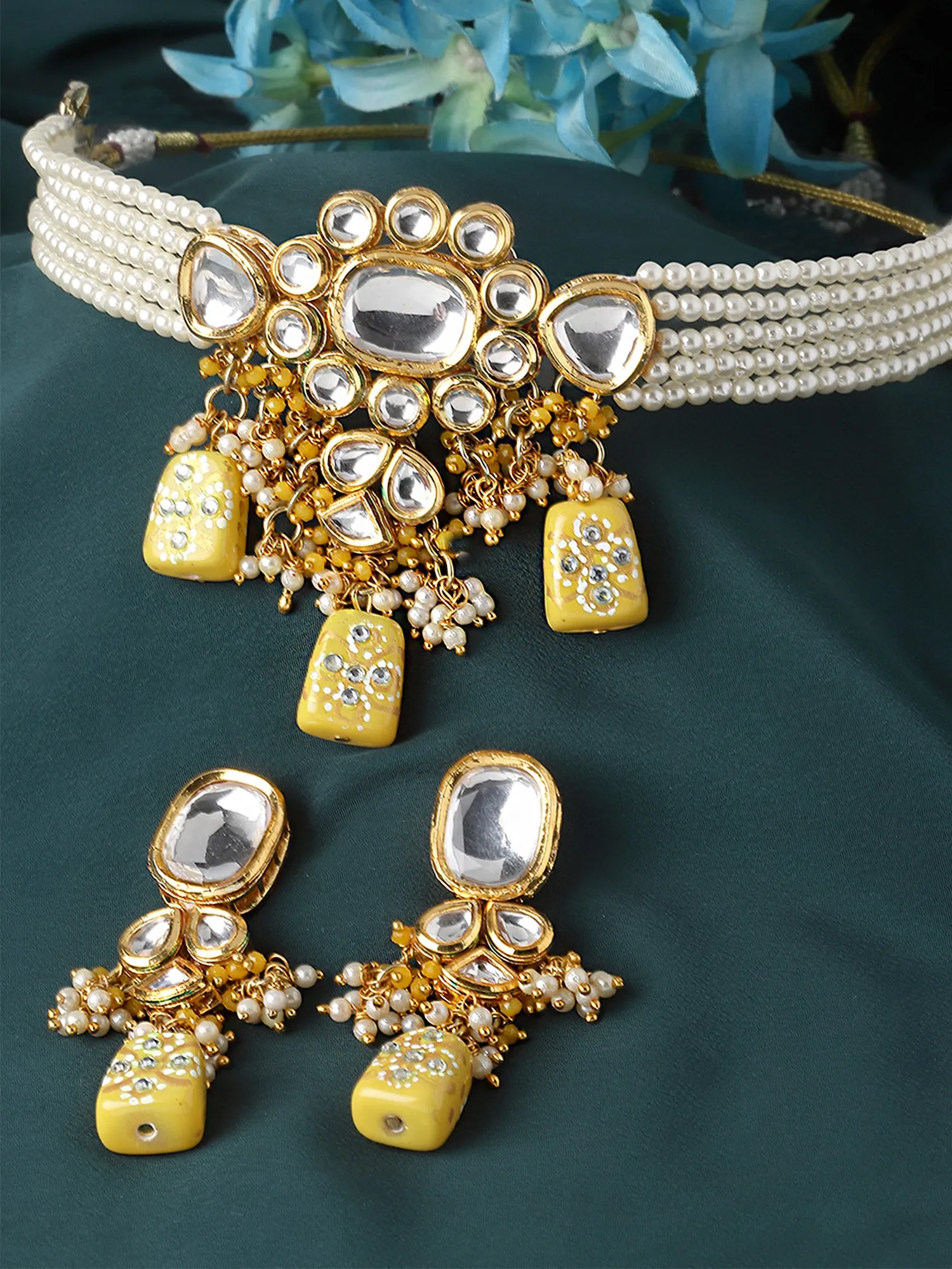 Karatcart Yellow Tumble and Pearl Studded Polki Kundan Choker Necklace Set for Women