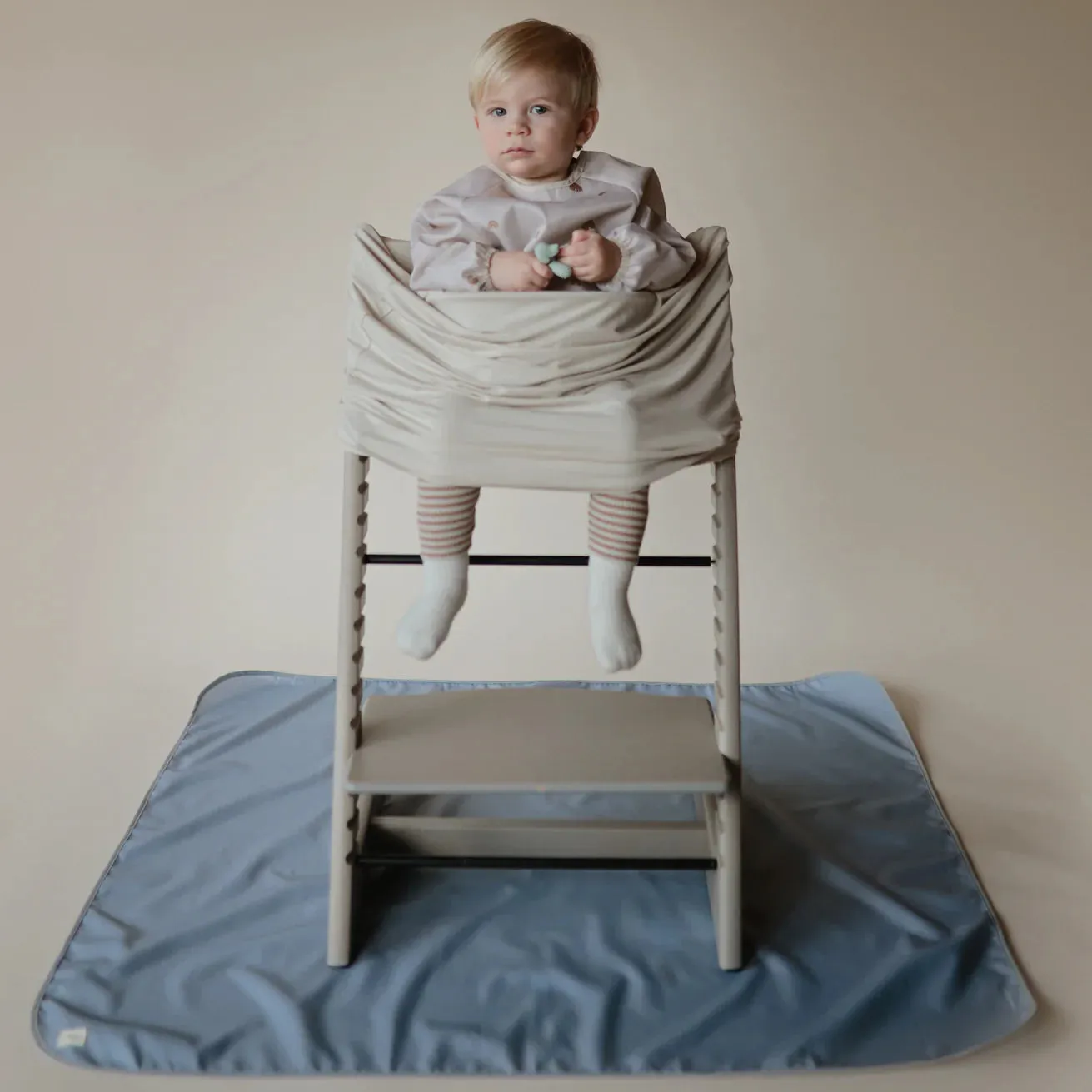 Mushie Long Sleeve Bib (Rainbows)