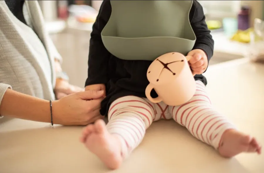 noüka | Silicone Feeding Bib | Soft Blush