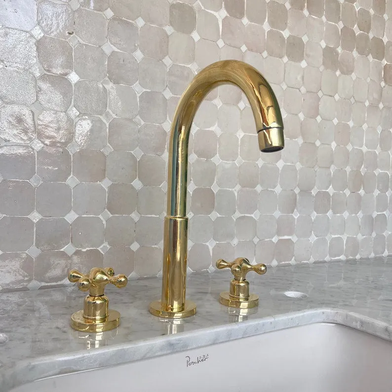 Three-Hole Bathroom Faucet with Simple Handles - Elegant and Functional Design