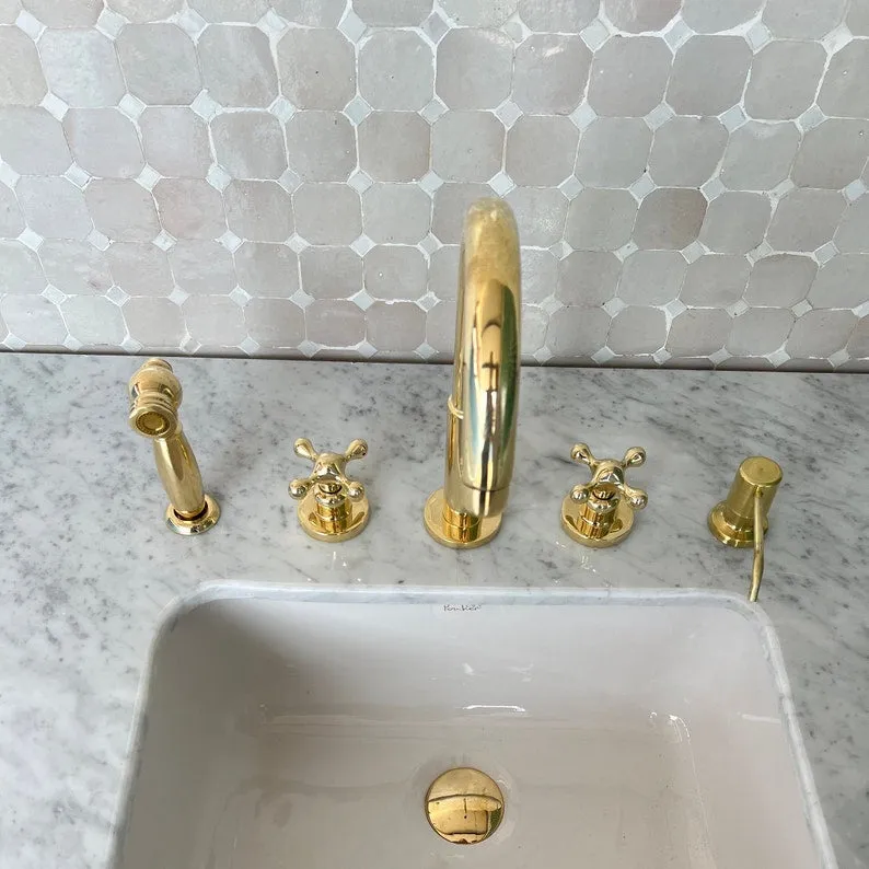 Three-Hole Bathroom Faucet with Simple Handles - Elegant and Functional Design