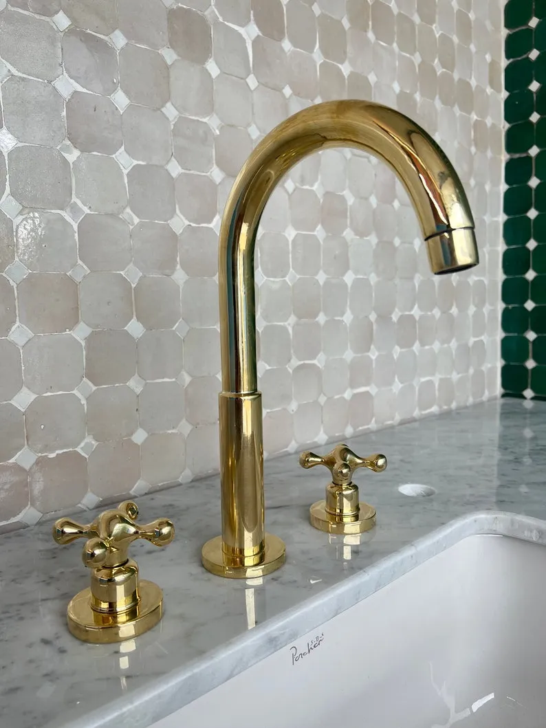 Three-Hole Bathroom Faucet with Simple Handles - Elegant and Functional Design