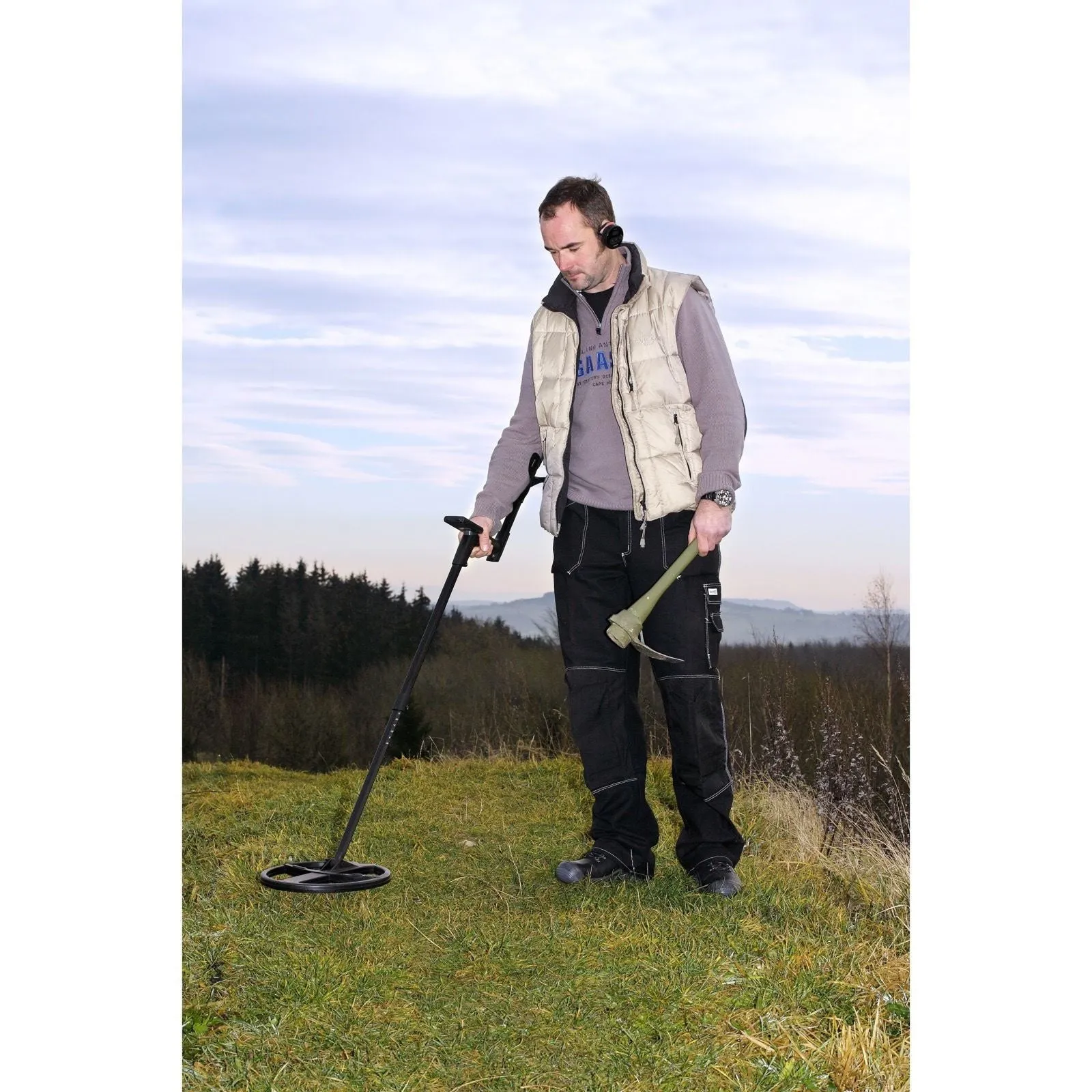 XP Deus Metal Detector w/ MI-6 Pinpointer, Remote and 2 X35 Coils